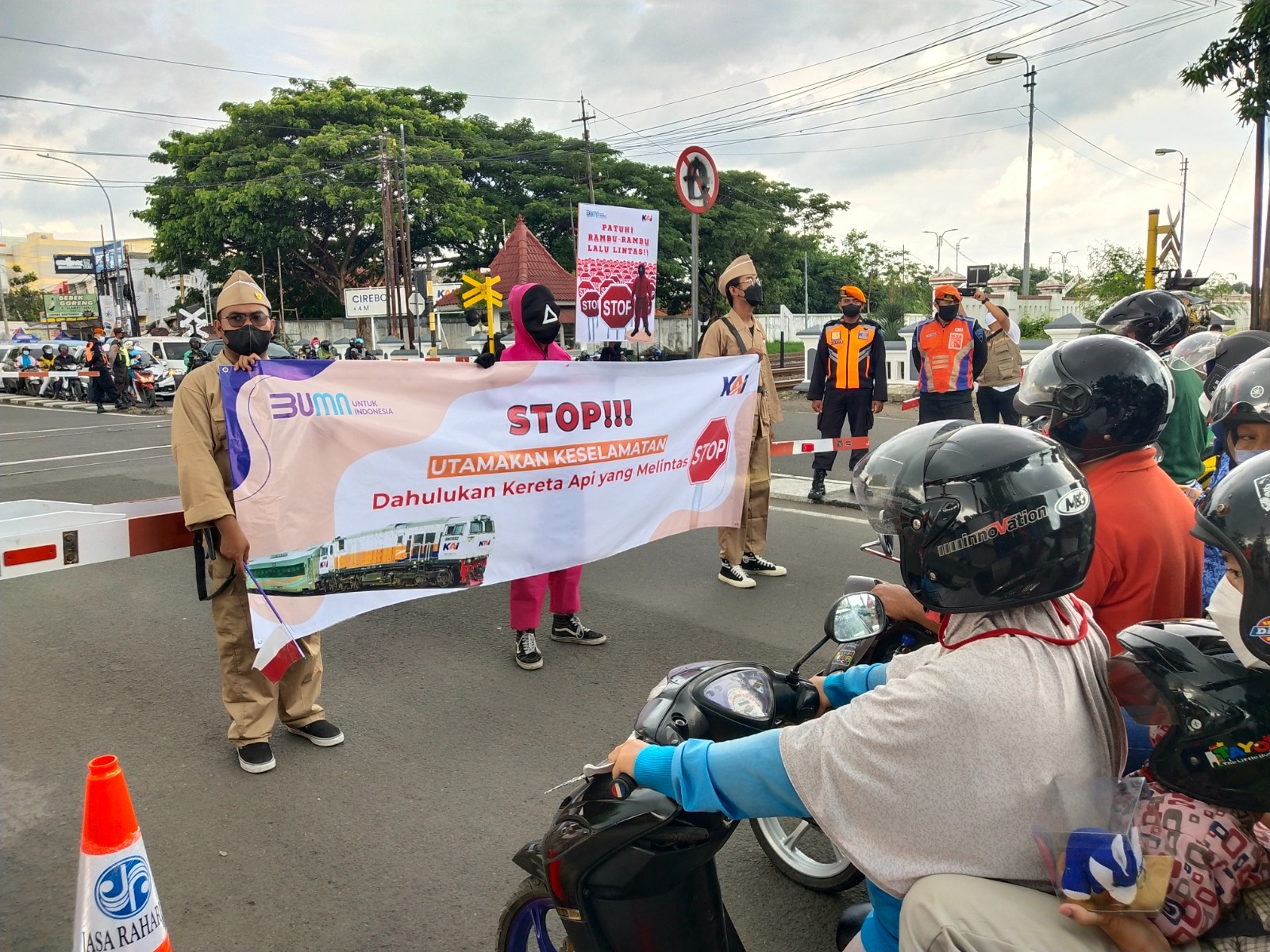 (FOTO) KAI Daop 4 Semarang Waspada, Penumpang dan Pengguna Jalan Patuh Aturan di Perlintasan