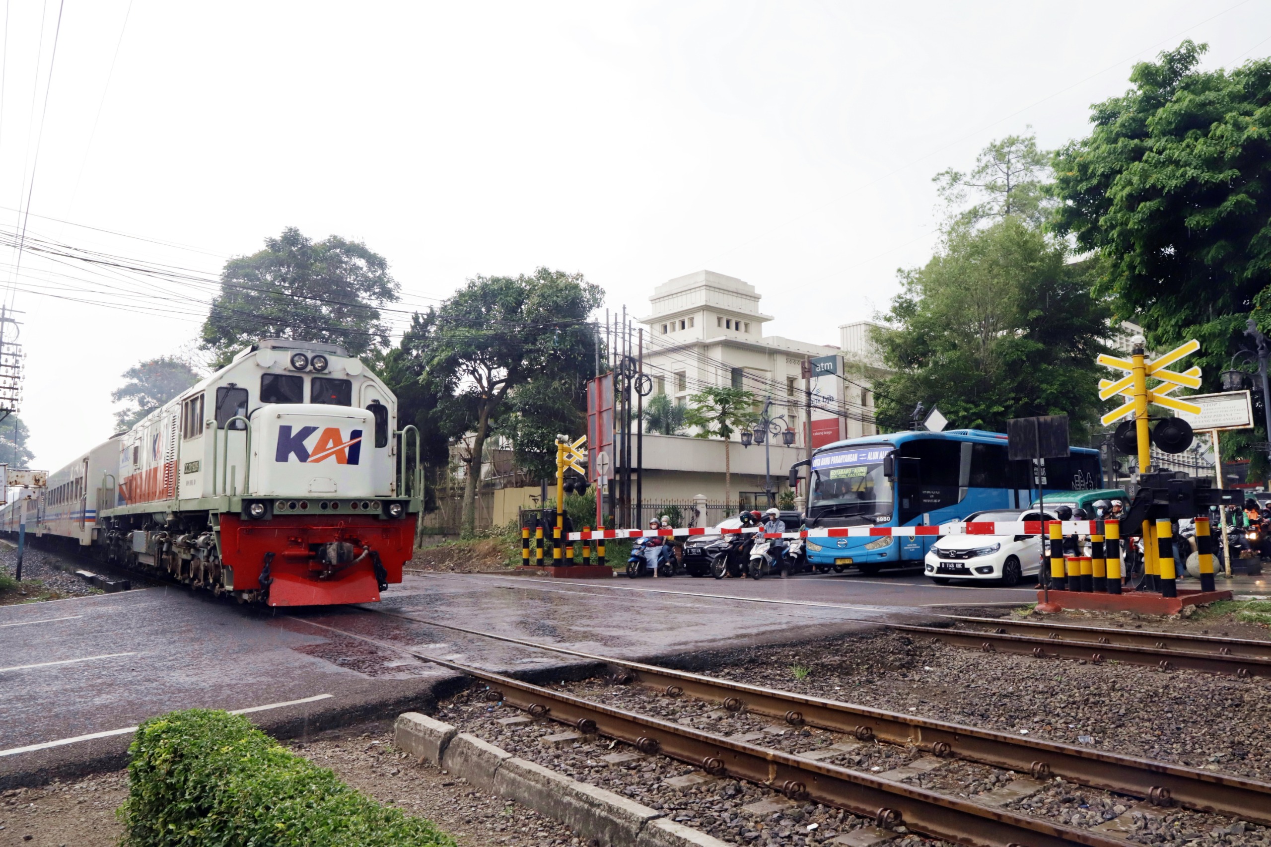 KAI Daop 4 Semarang Waspada, Tindak Tegas Pelanggar Perlintasan Demi Keselamatan