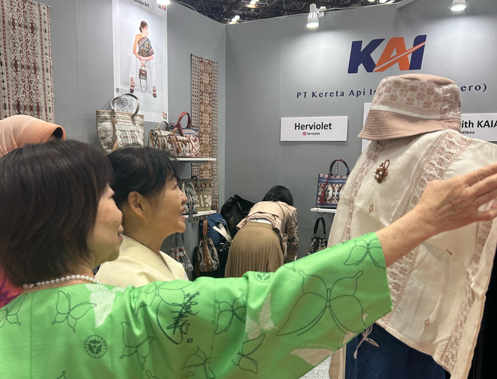 UMKM Naik Kelas, KAI Pamerkan Produk Lokal di Fashion World Tokyo 2025