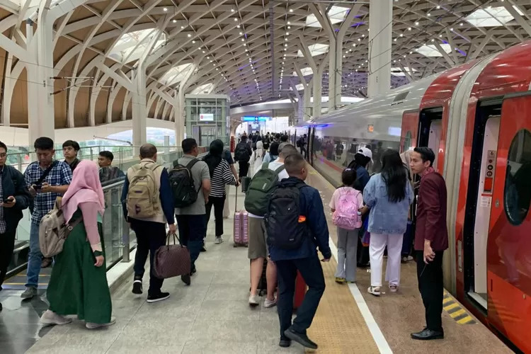 KCIC Tambah Petugas dan Fasilitas untuk Antisipasi Lonjakan Libur Waisak