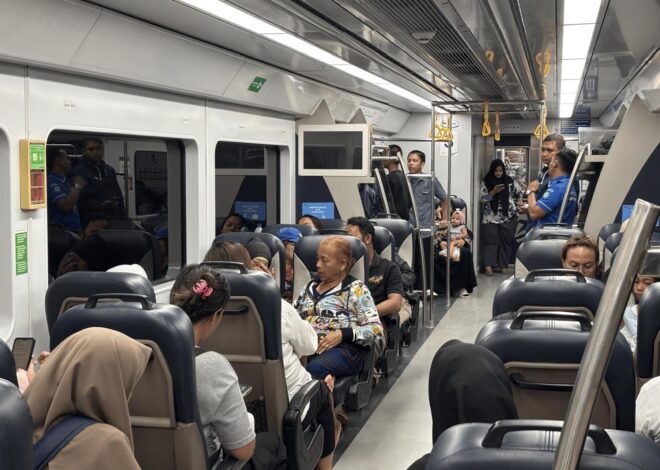 (Foto) Penumpang KAI Bandara Melonjak hingga 110 Ribu Selama Libur Waisak 2025
